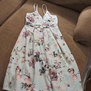 Boohoo Plunge Front Flowered Dress Size: US 6